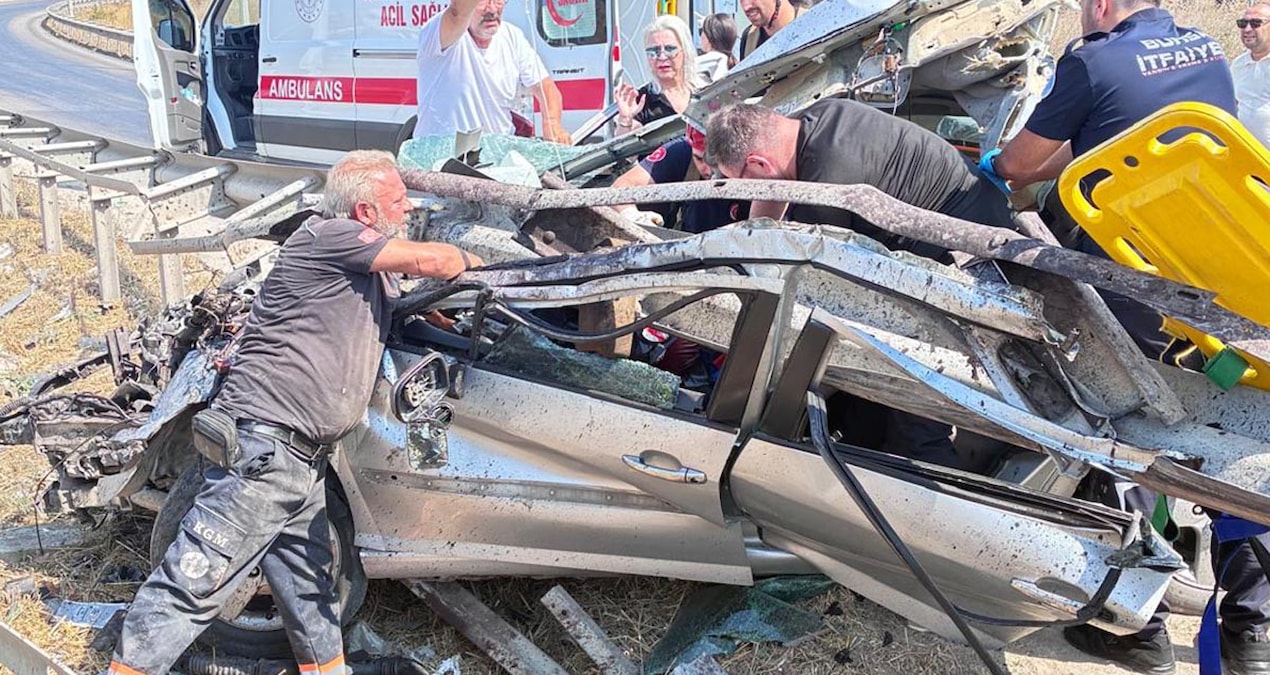 Bursa’da feci kaza: Bariyerlere çarpan otomobil demir yığınına döndü