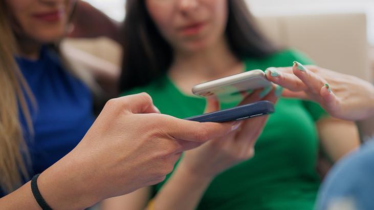 Fransa’da liselerdeki cep telefonu yasağı yeni eğitim döneminde başlıyor